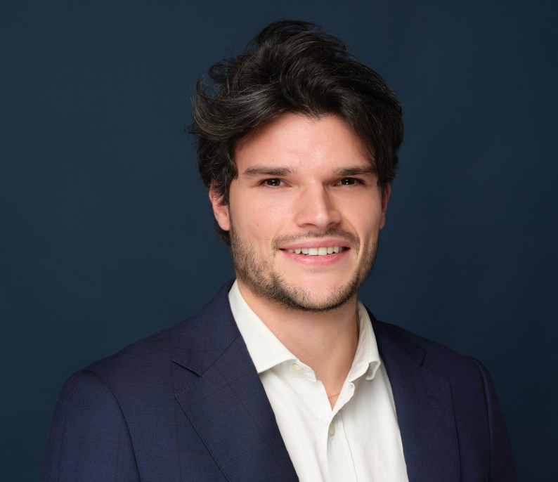 Remake - Axel Larousse - Gestionnaire Middle Office